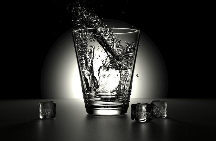 Energetisiertes Wasser im Glas